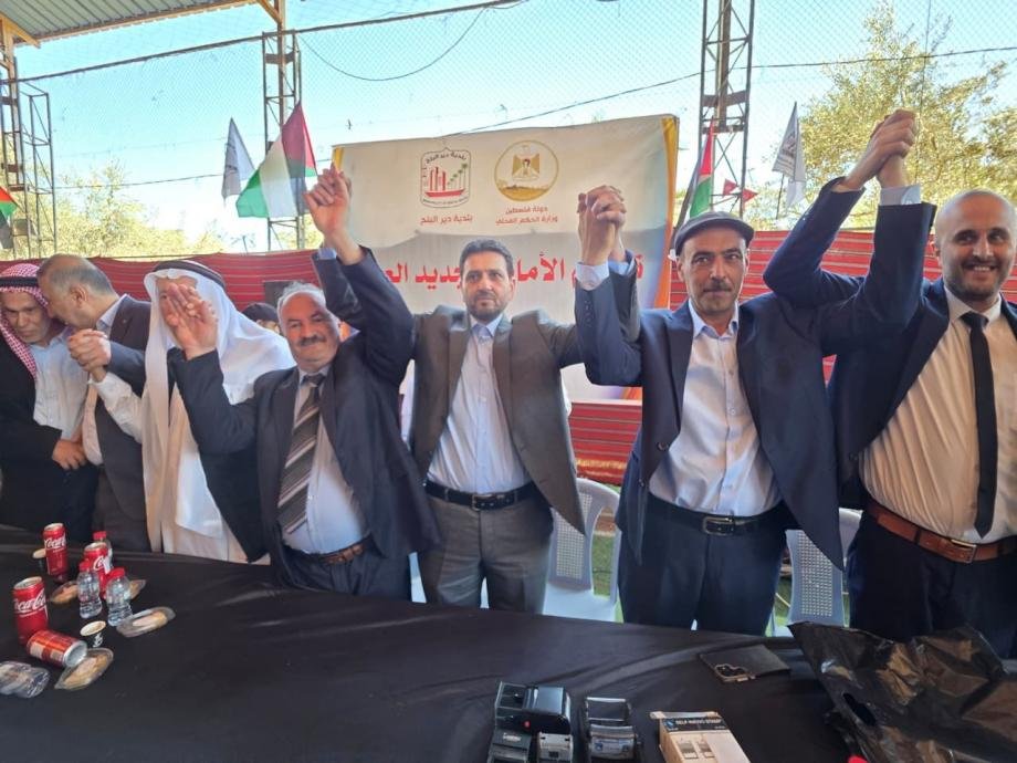 تسليم أول مجلس بلدي منتخب مهامه رسميا في دير البلح بعد 22 عاما